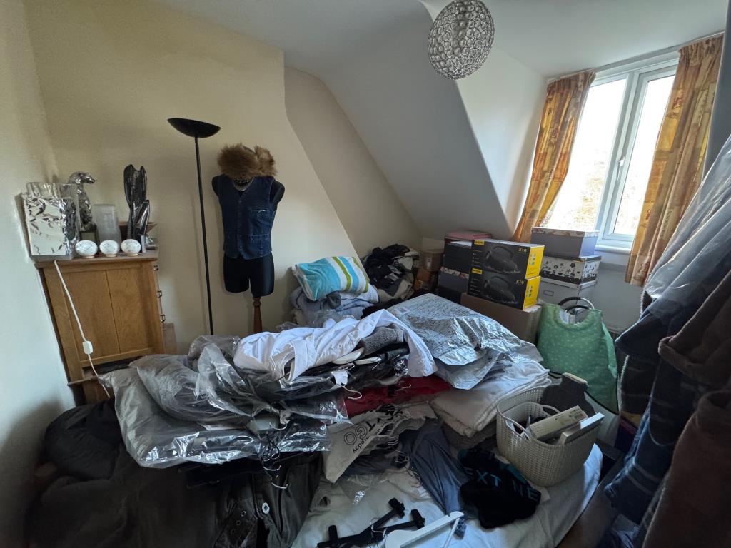 Lot: 135 - FREEHOLD INVESTMENT OF THREE FLATS - Top maisonette bedroom 1